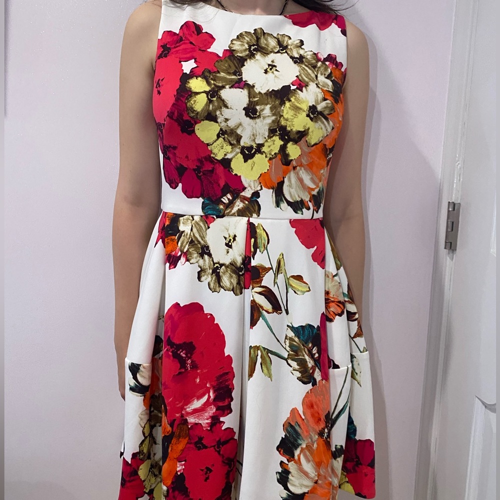 Floral elegant dress with pockets.